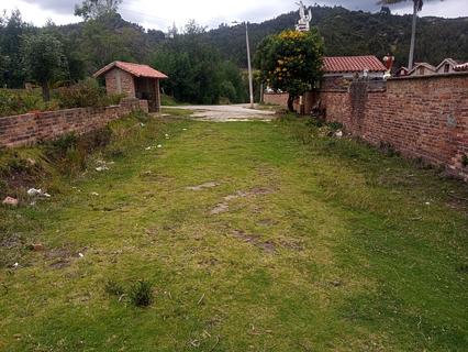 lugar plano ao lado do cemitério