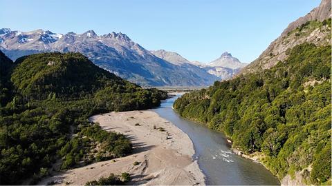 Margem do rio com bela vista para as montanhas