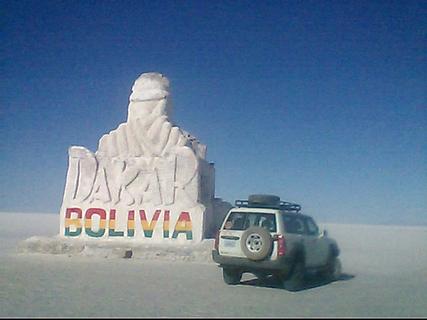 Monumento Dakar e Bandeiras Internacionais