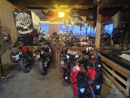 Moto Posada Campera Negra