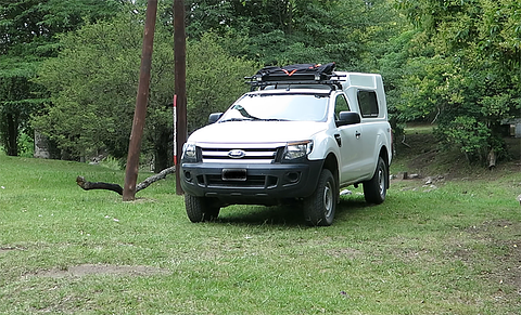 Muito bons locais de camping perto do riacho.
