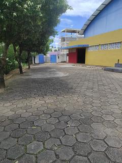 Na frente da academia
