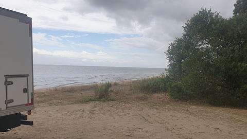 na praia