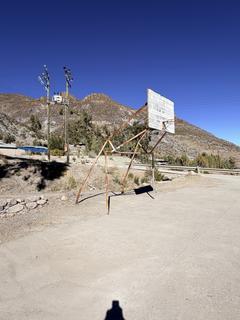 Na quadra de basquete Belen