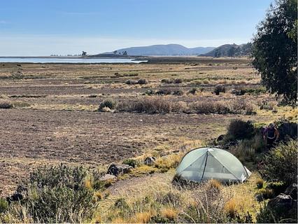 Nice camping atrás de uma colina