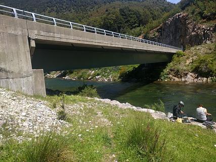 Ótimo acampamento selvagem embaixo da ponte
