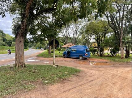 Parque ao lado de parque e ponto de ônibus.