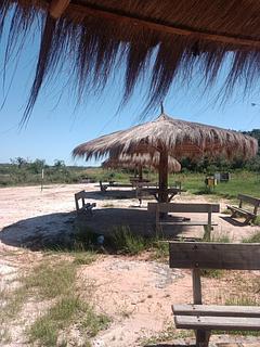 Parque municipal à beira de um rio
