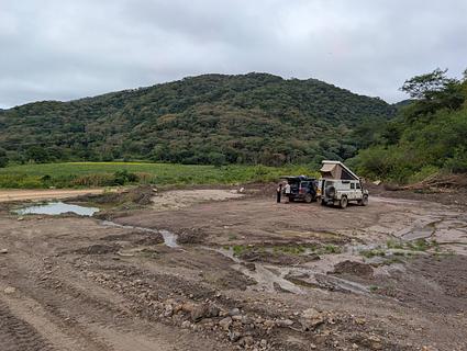 Pedreira ao lado da estrada