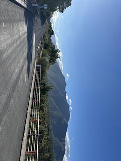 Pela estrada de cascalho e rio