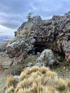 Pequena caverna e local plano