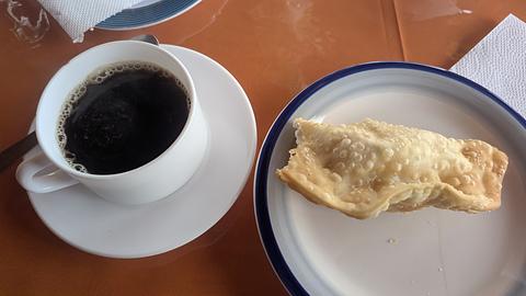 Pequeno café com empanada de centolla chilena