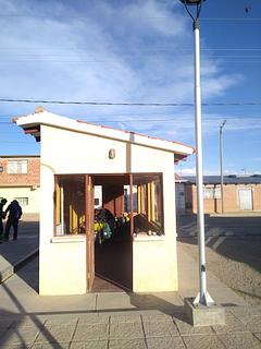 pequeno edifício na praça principal