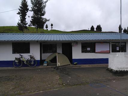 Pequeno local coberto na escola - somente bicicleta