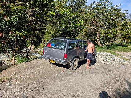 Perto de Armenia, à beira do rio