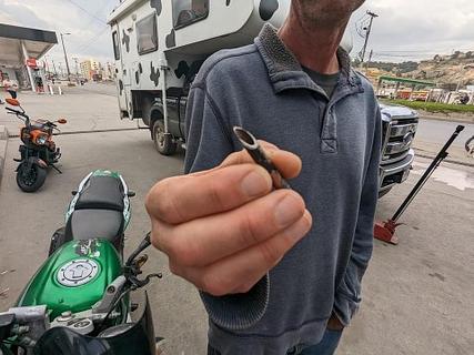 Pneu furado por bandidos