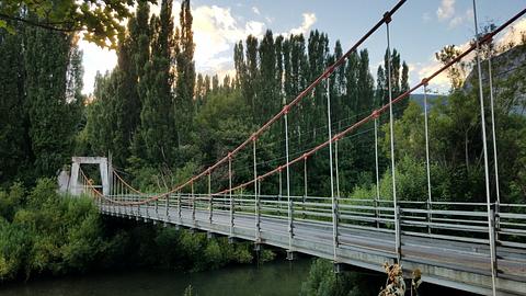 Ponte com limite de 2 toneladas e altura de 2,5m