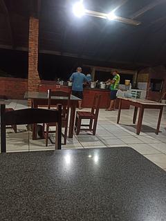 Posto de gasolina + restaurante (permite dormir)