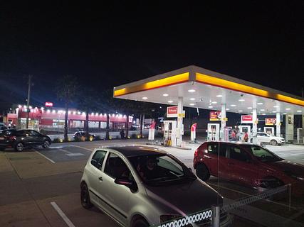 posto Shell com várias lojas e restaurantes
