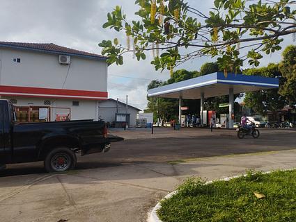 Praça ao lado do Posto Ale