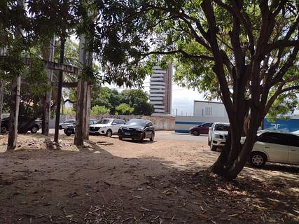 Praça/Estacionamento público