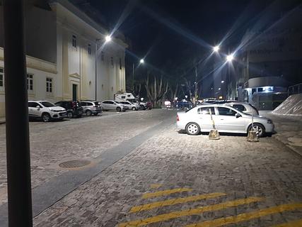Praça iluminada em frente ao posto 24h