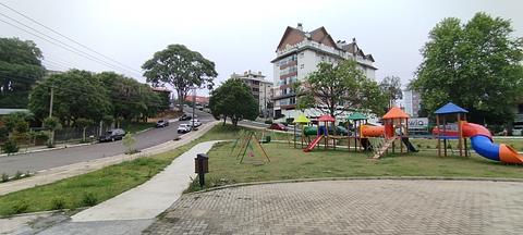 Toró de água ao lado do playground