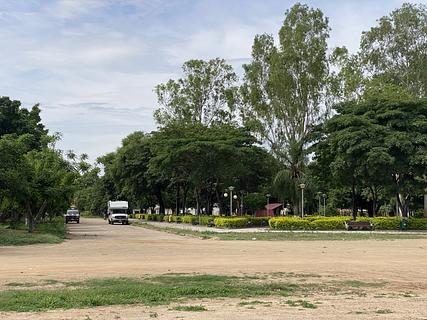 Praça pacífica e sombreada