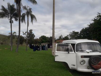 Praça com uma fonte desativada