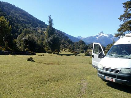 prado com vista para a montanha