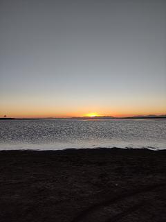 Praia de areia à beira do lago
