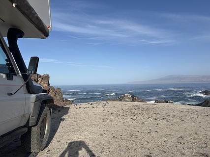 Praia rochosa enorme e bonita