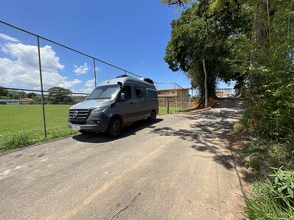 Próximo ao campo de futebol