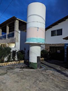 Reservatório de água com torneiras na rua