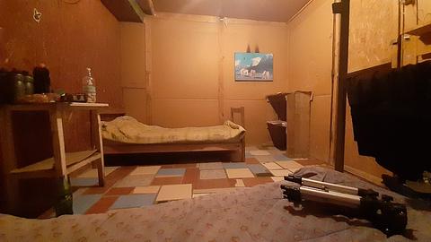 Restaurante e acampamento selvagem ao lado da rodovia