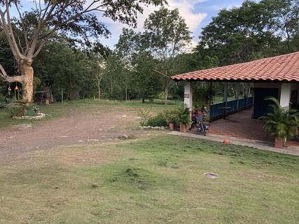 Restaurante à beira do rio