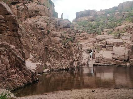 Rio incrível em desfiladeiro no deserto