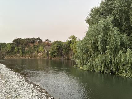 Rio perto de uma ponte