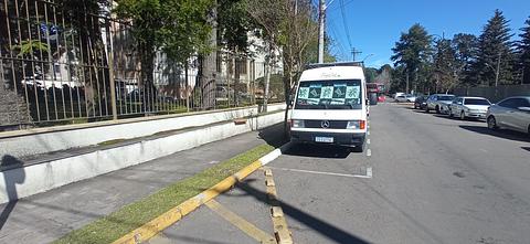 Rua ao lado da igreja.