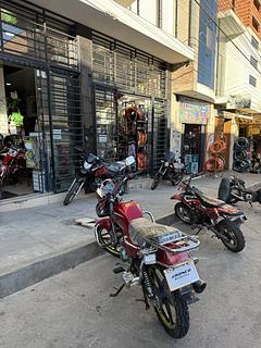 rua cheia de lojas de motos