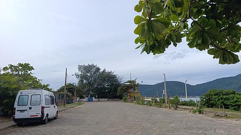 Rua em frente ao mar