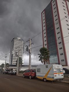 Rua em frente ao shopping