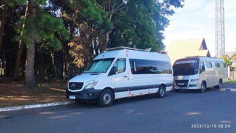 Rua em frente à Cervejaria Ambarina, muito silenciosa, possui uma floresta de pinheiros