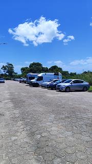 Rua próxima à entrada da praia
