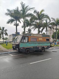 Rua pública com vista para o lago