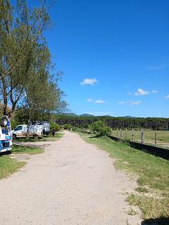 Rua sem saída ao lado de um campo