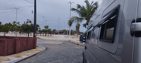 Rua sem saída em frente à praia