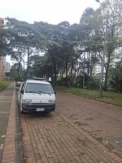 Rua segura perto do canal