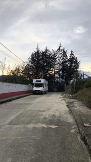 Rua tranquila ao lado da escola