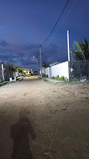 Rua tranquila próxima ao rio e ao mar